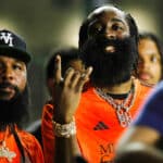 James Harden d&aacute; festa e faz convidados mandarem recado a Daryl Morey