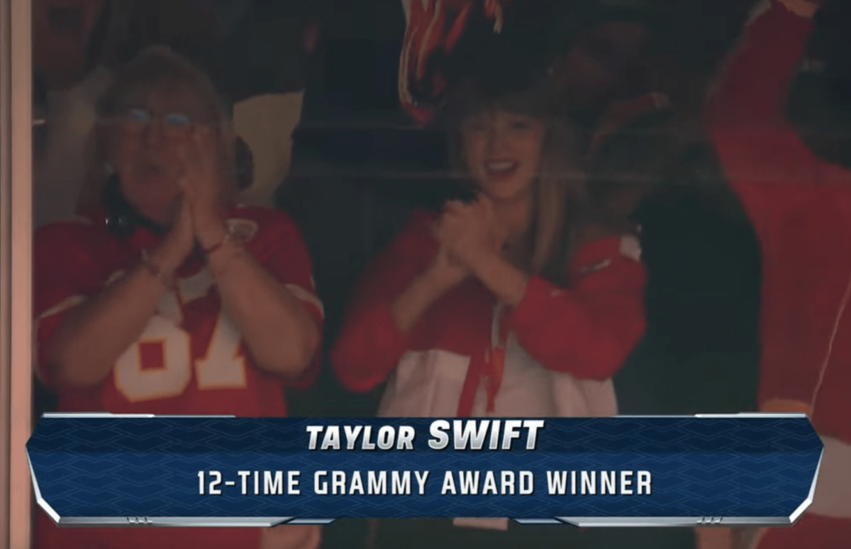 NFL: Taylor Swift assiste jogo dos Chiefs com m&atilde;e de Travis Kelce e &ldquo;confirma&rdquo; namoro