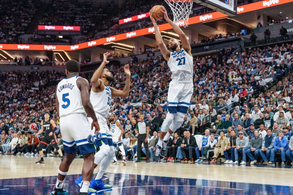 NBA: Jogador dos Wolves sai do banco e resolve partida contra Heat