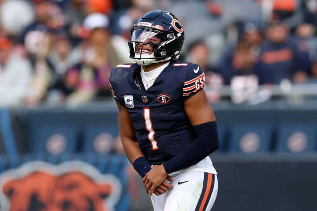 NFL: Quarterback dos Bears, Justin Fields n&atilde;o treina e vira d&uacute;vida para a semana 7