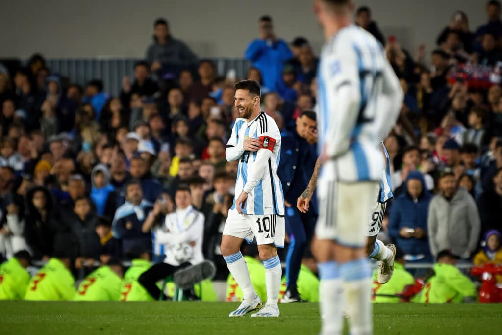 &lsquo;Nem sei quem &eacute;&rsquo;: Messi responde jogador paraguaio ap&oacute;s pol&ecirc;mica cusparada