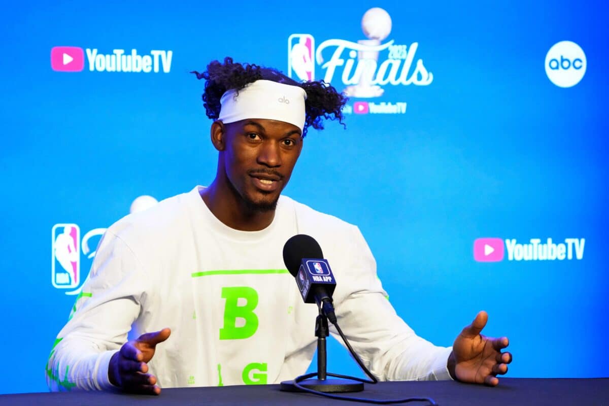 NBA: Jimmy Butler impressiona com visual novo para temporada 2023-24