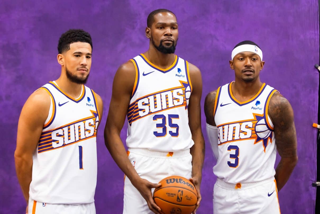Devin Booker, Kevin Durant e Bradley Beal no media day do Phoenix Suns. Foto: Icon sport