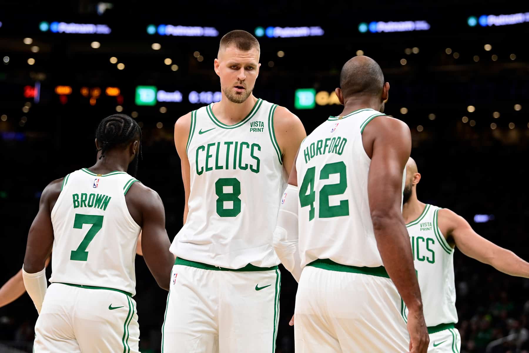 Kristaps Porzingis, Jaylen Brown e Al Horford, do Boston Celtics, na pr&eacute;-temporada da NBA. Foto: Icon sport