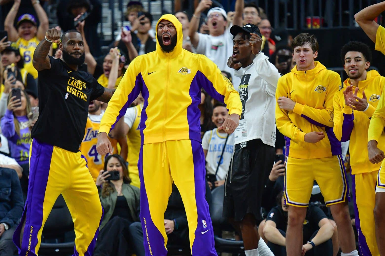 LeBron James, Anthony Davis e Austin Reaves comemoram cesta contra Brooklyn Nets. Foto: Icon sport