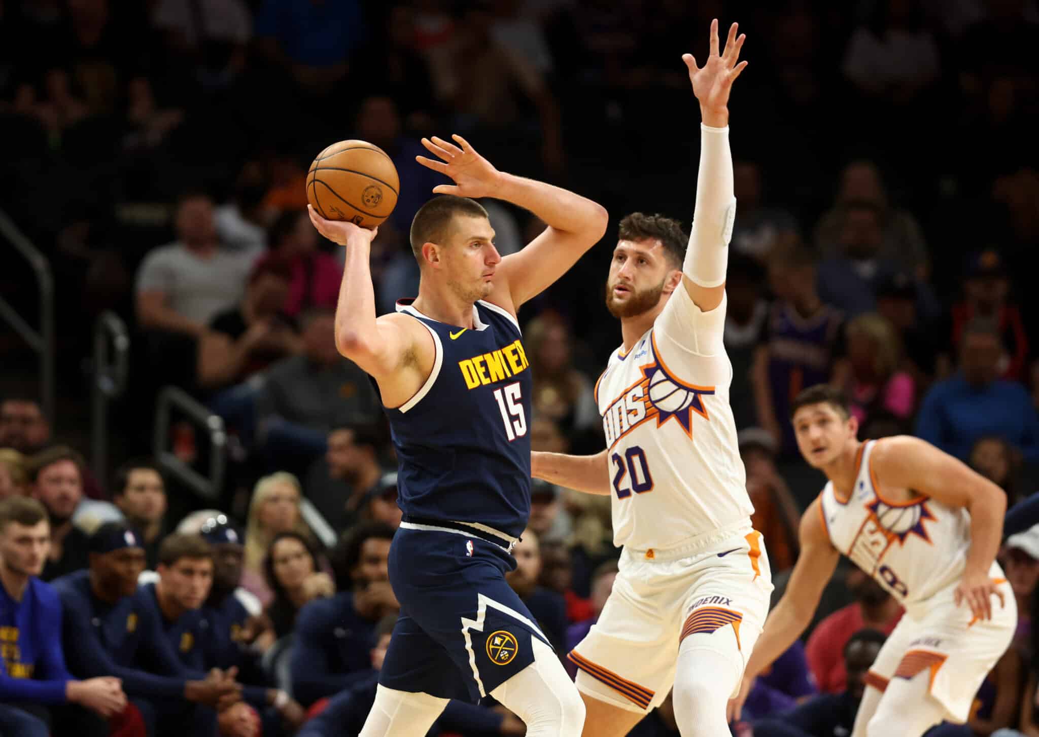 Nikola Jokic, do Denver Nuggets, e Jusuf Nurkic, do Phoenix Suns, na pr&eacute;-temporada da NBA. Foto: Icon sport