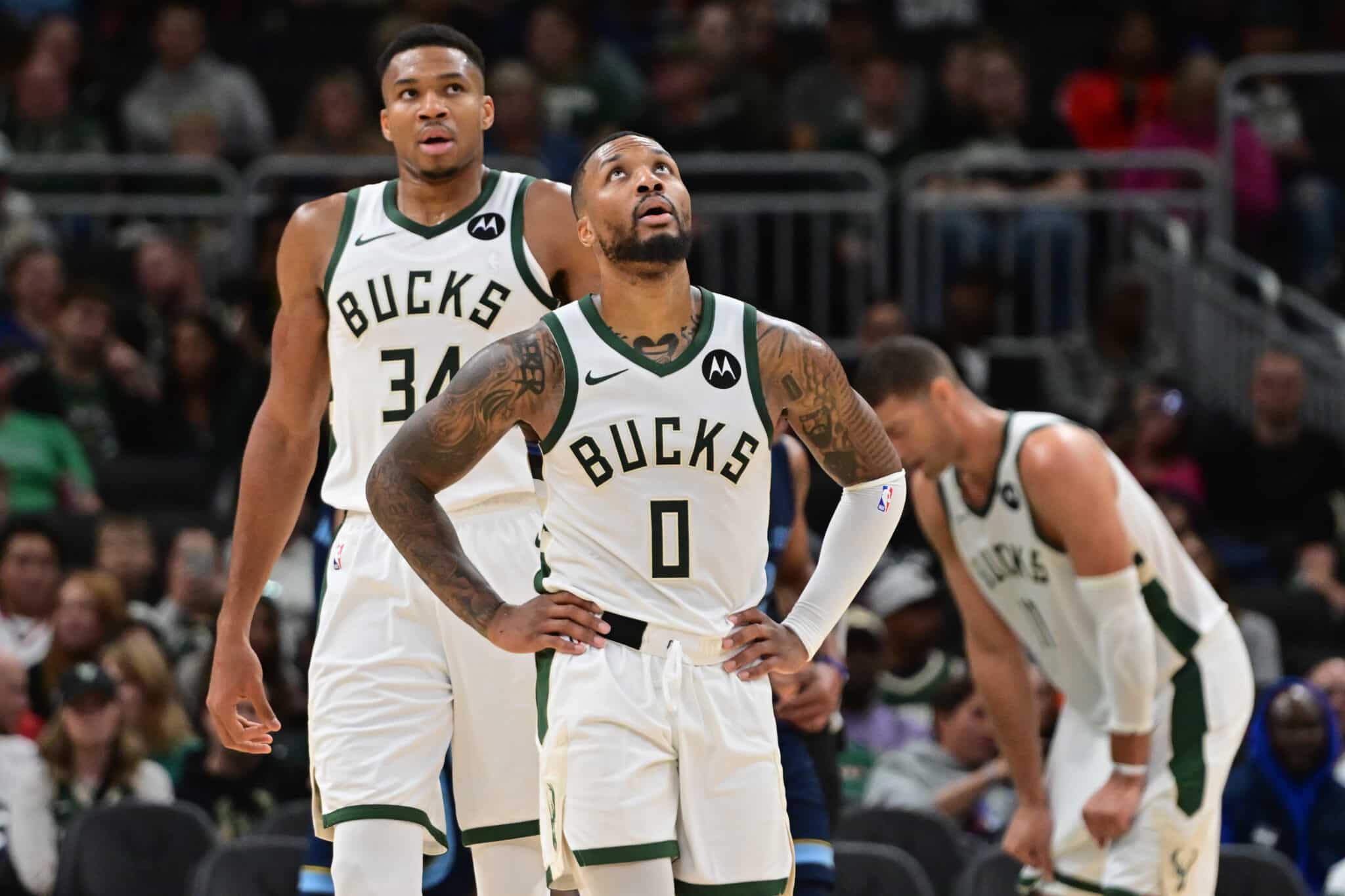 Giannis Antetokounmpo e Damian Lillard, do Milwaukee Bucks, na pr&eacute;-temporada da NBA. Foto: Icon sport