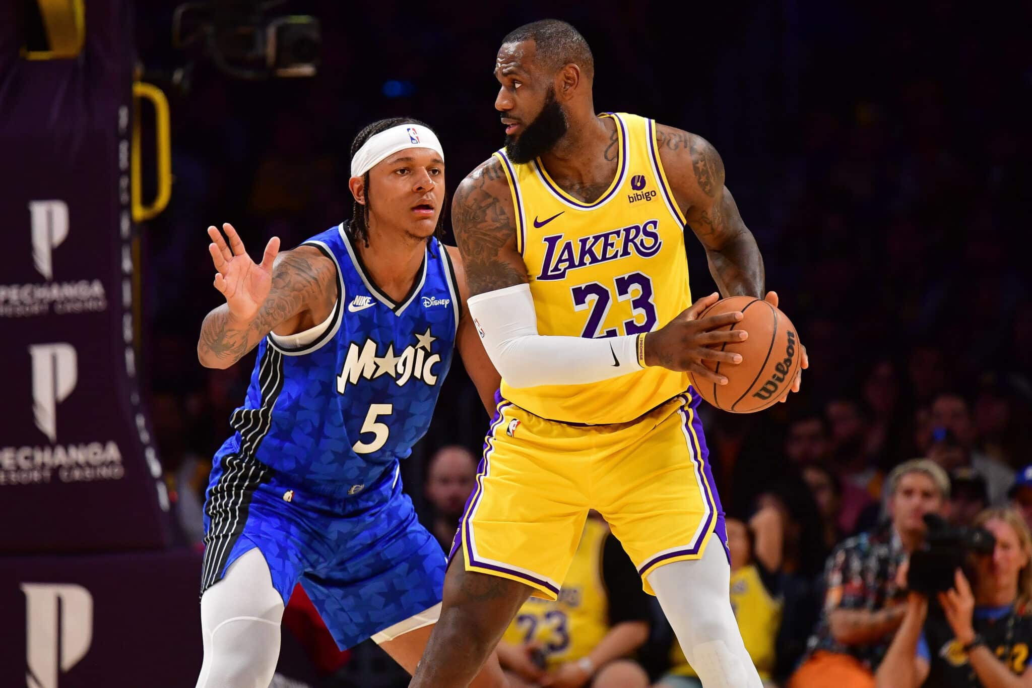 Paolo Banchero, do Orlando Magic, e LeBron James, do Los Angeles Lakers. Foto: Icon sport