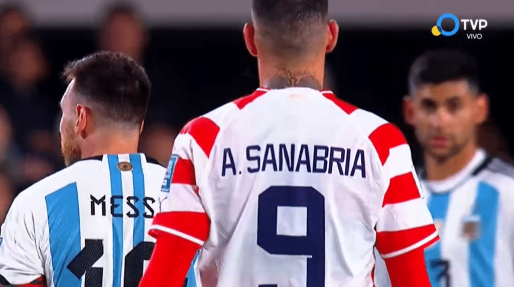 Cuspiu em Messi? Atacante paraguaio Sanabria se defende ap&oacute;s acusa&ccedil;&otilde;es