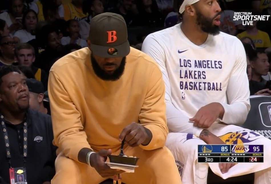 LeBron James janta durante o jogo entre Lakers e Warriors. Foto: Reprodu&ccedil;&atilde;o/ESPN