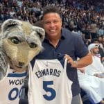 Visita fenomenal! Ronaldo aproveita lua de mel e vai a jogo da pr&eacute;-temporada da NBA