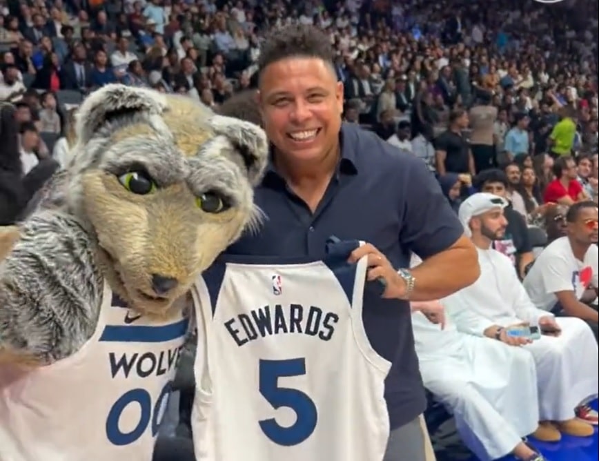 Visita fenomenal! Ronaldo aproveita lua de mel e vai a jogo da pr&eacute;-temporada da NBA