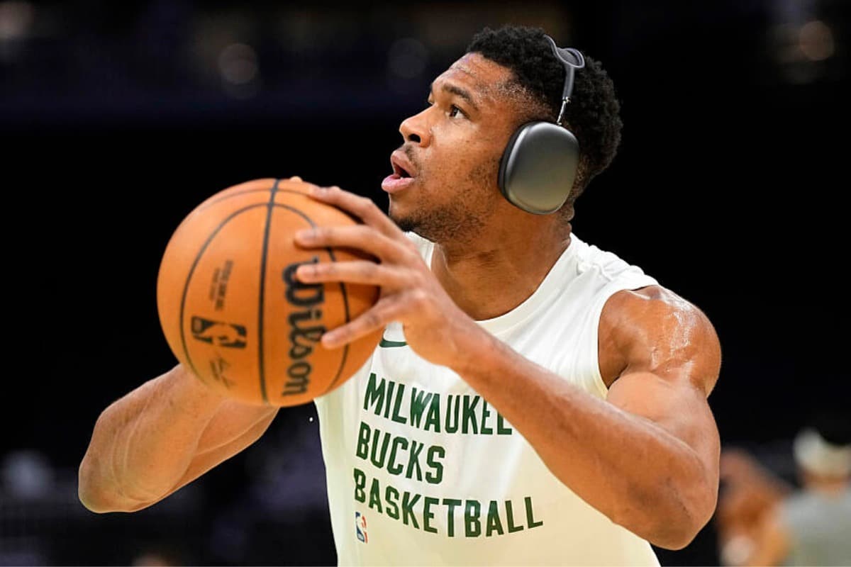 Giannis Antetokounmpo em a&ccedil;&atilde;o pelo Bucks na NBA