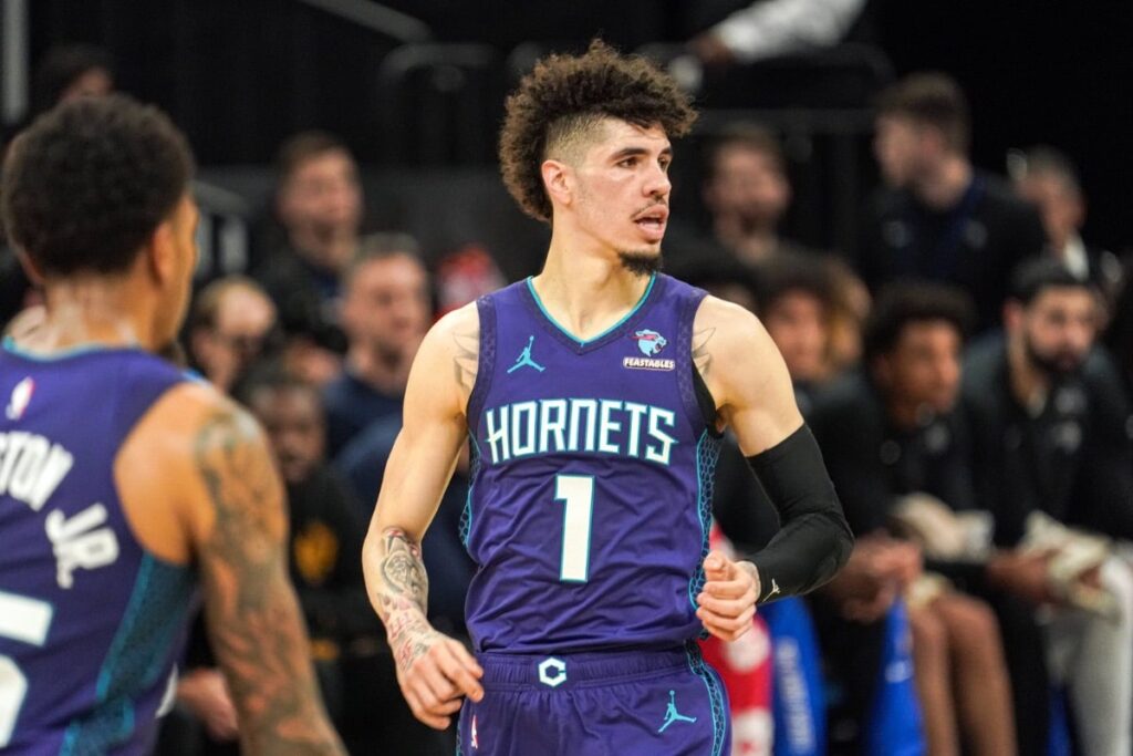 NBA: LaMelo Ball machuca em lance preocupante contra Orlando Magic