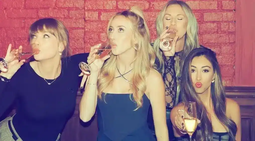 &Agrave; vontade! Taylor Swift curte noite ao lado de namoradas de jogadores da NFL