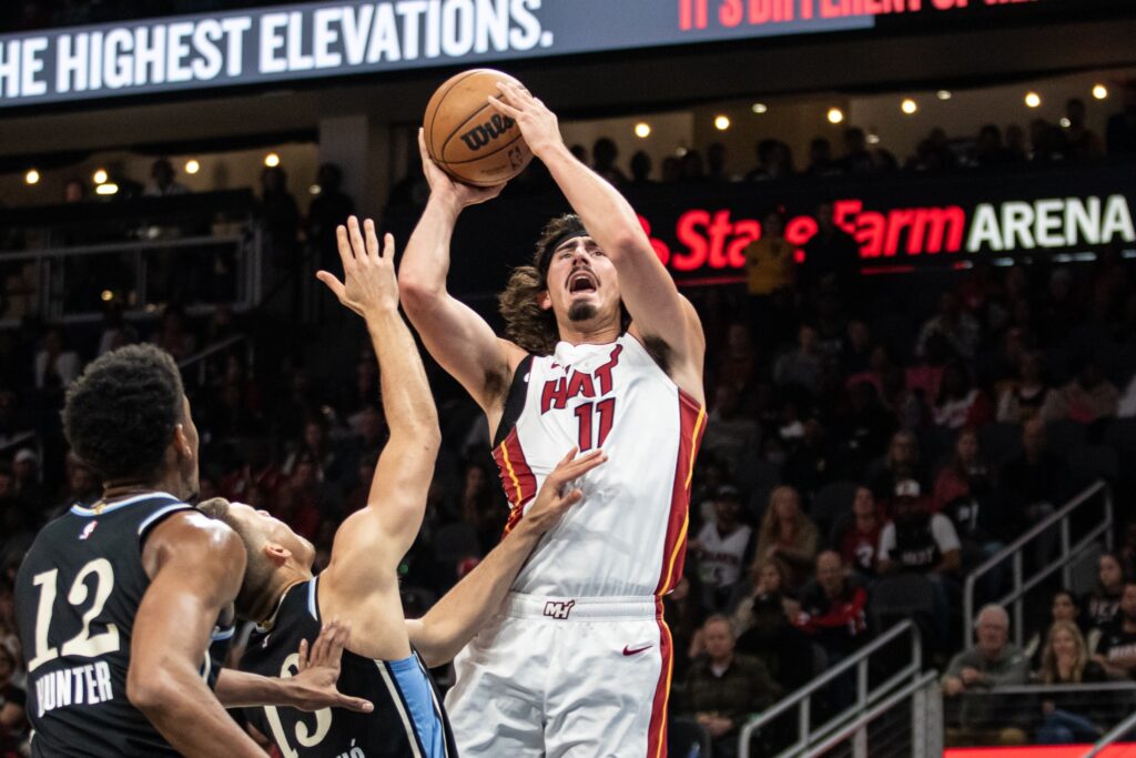 NBA: Sem Butler, novato assume responsabilidade e ajuda Heat a bater Hawks