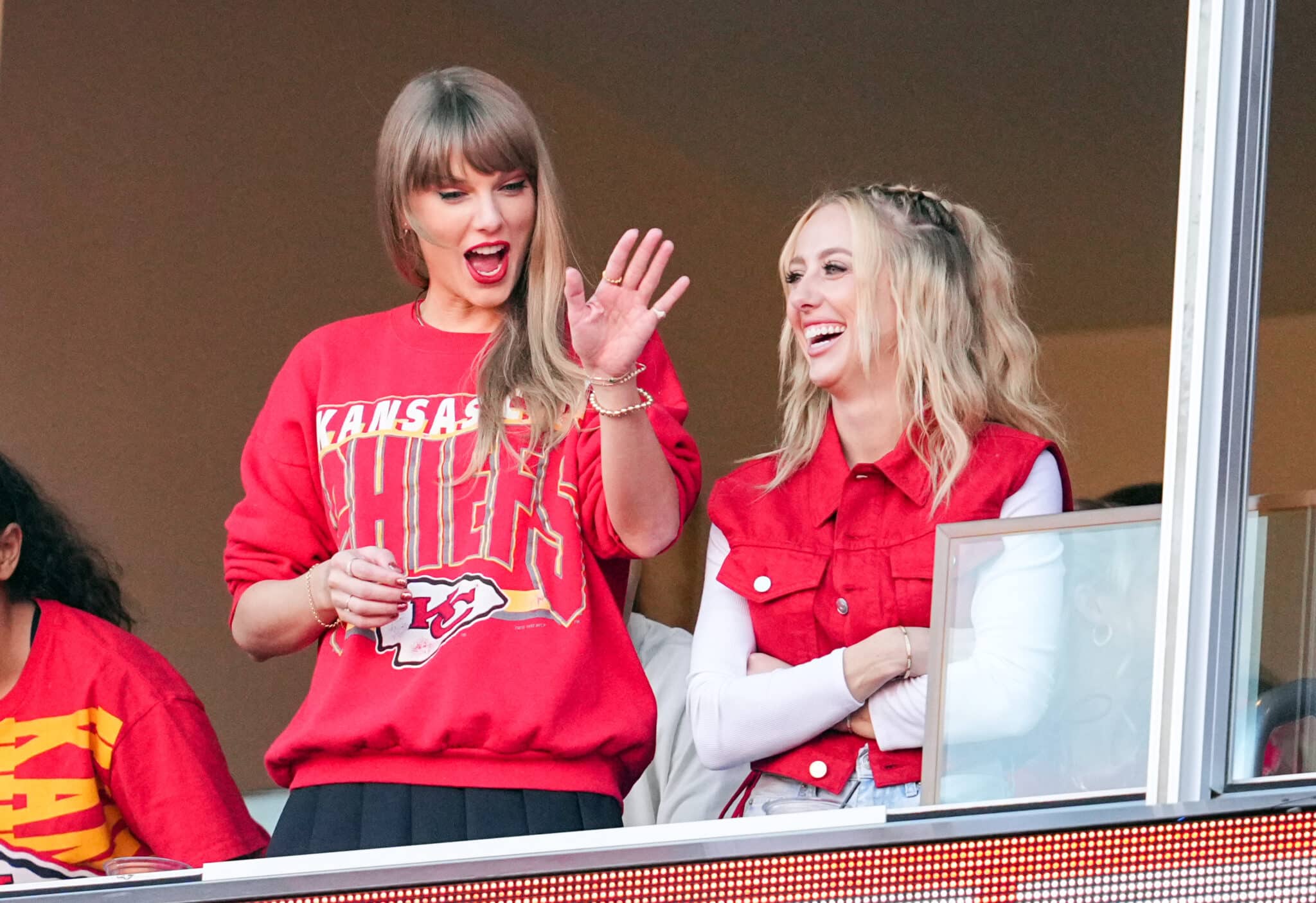 &Agrave; vontade! Taylor Swift curte noite ao lado de namoradas de jogadores da NFL