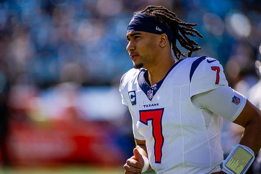 NFL: Quarterback dos Texans atinge marca hist&oacute;rica contra&nbsp;os&nbsp;Buccaneers e faz LeBron vibrar