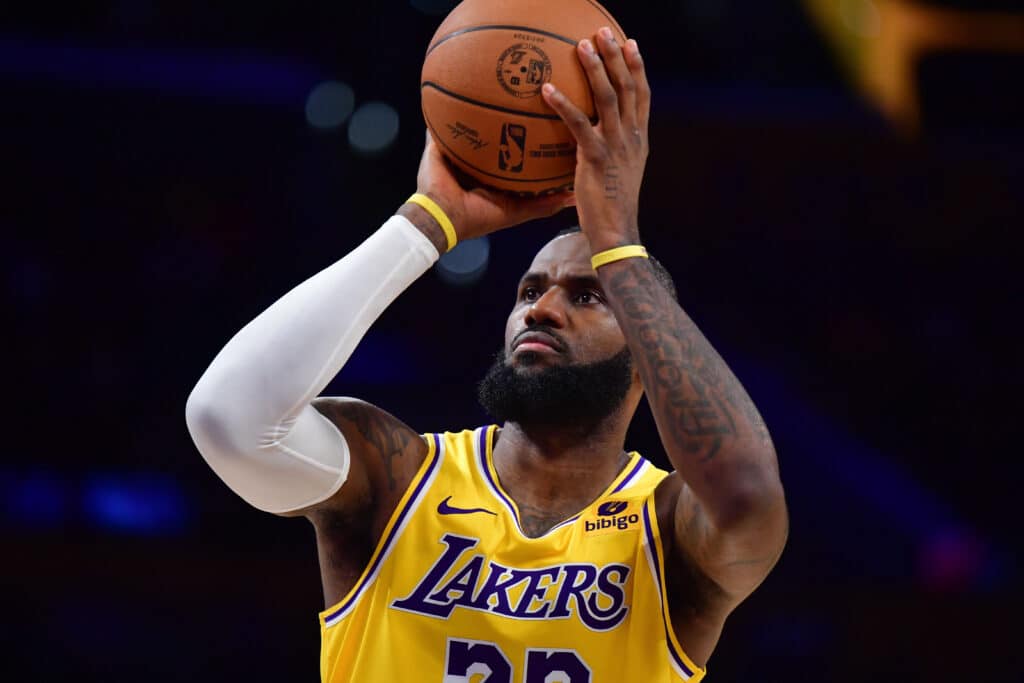 NBA: LeBron quebra recorde na vit&oacute;ria dos Lakers contra os Clippers e atinge marca &uacute;nica