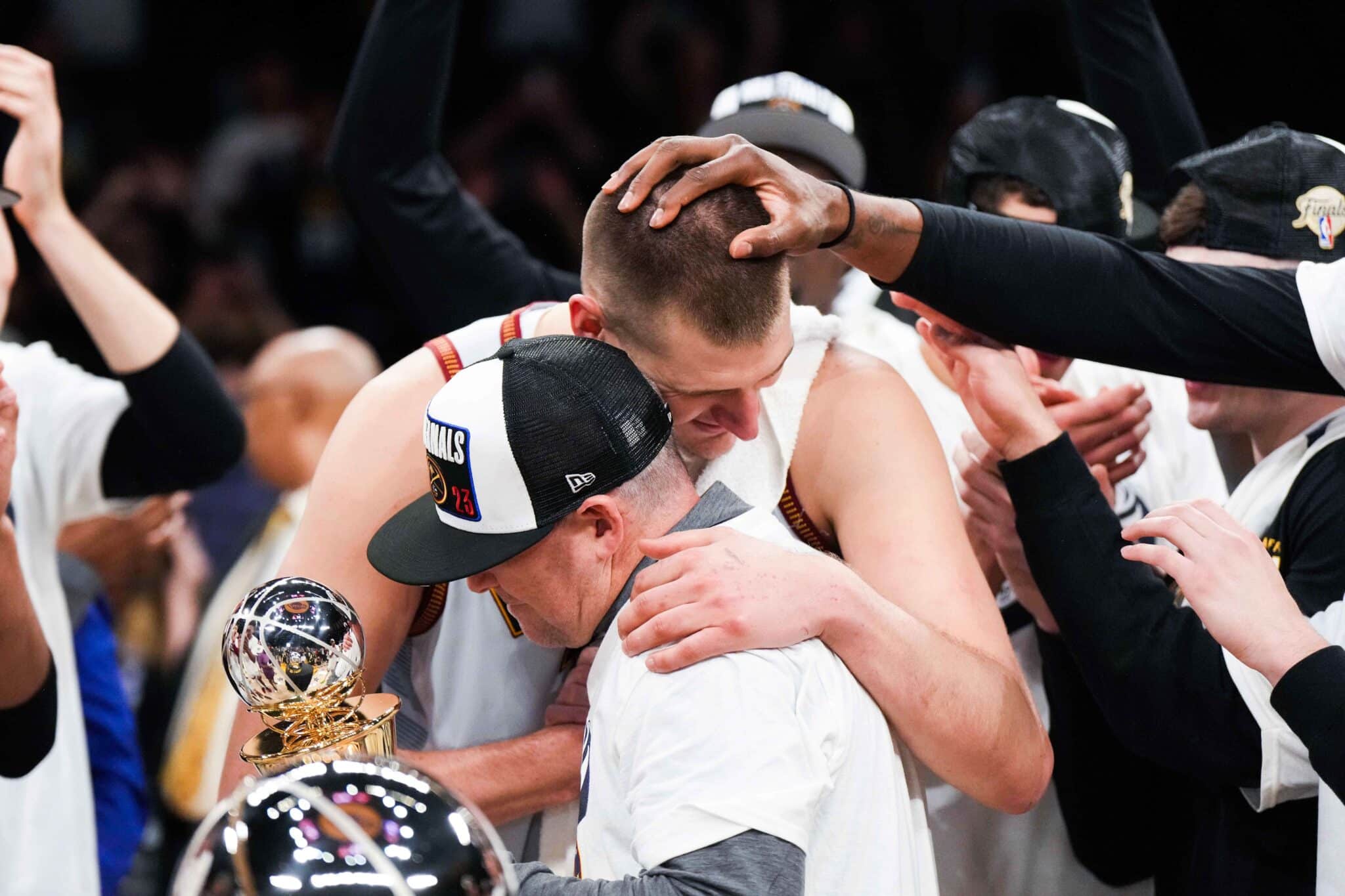 Nikola Jokic e Michael Malone se abra&ccedil;am ap&oacute;s conquista do t&iacute;tulo dos Nuggets. Foto: Icon sport