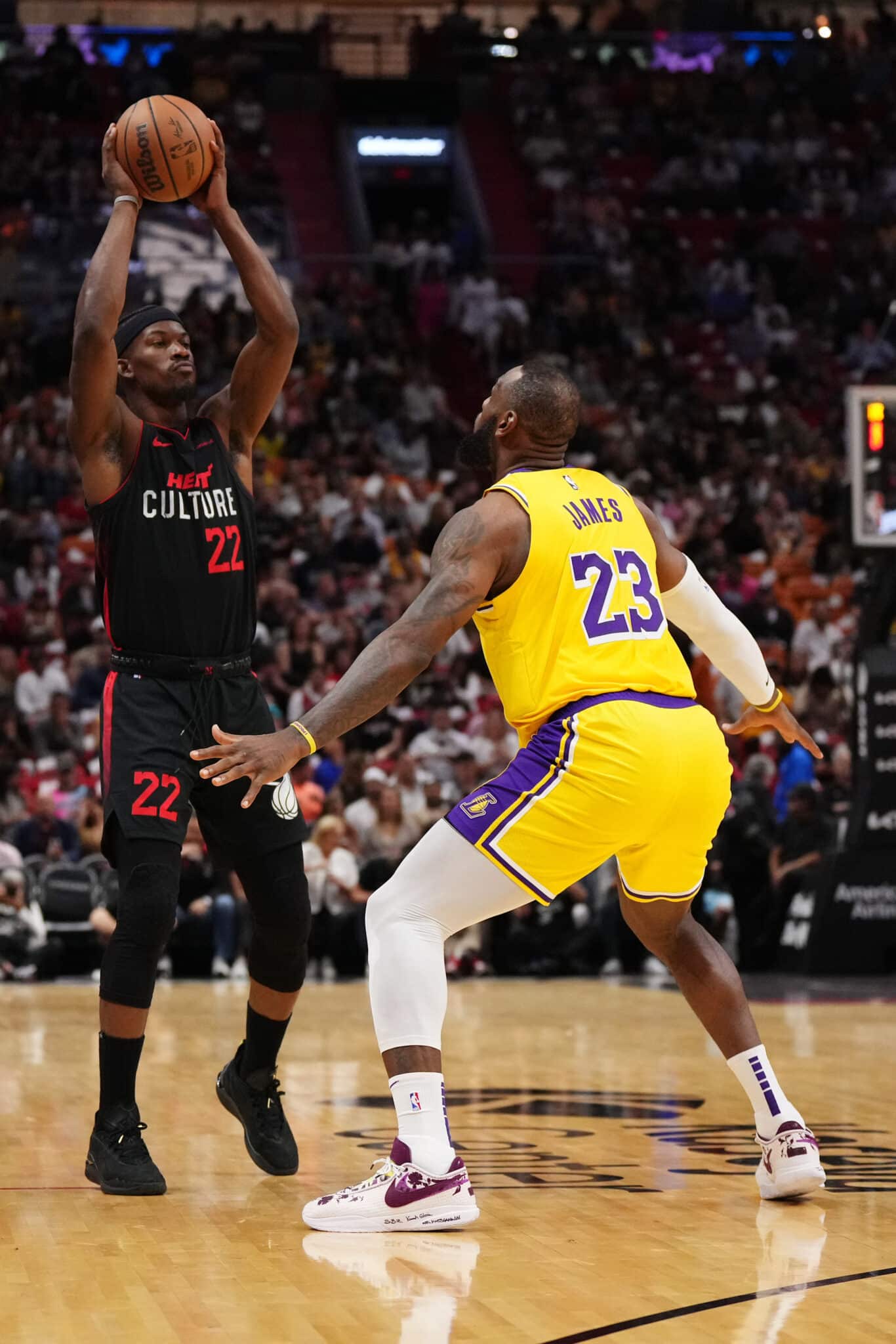 Jimmy Butler, do Miami Heat, e LeBron James, do Los Angeles Lakers. Foto: Icon sport