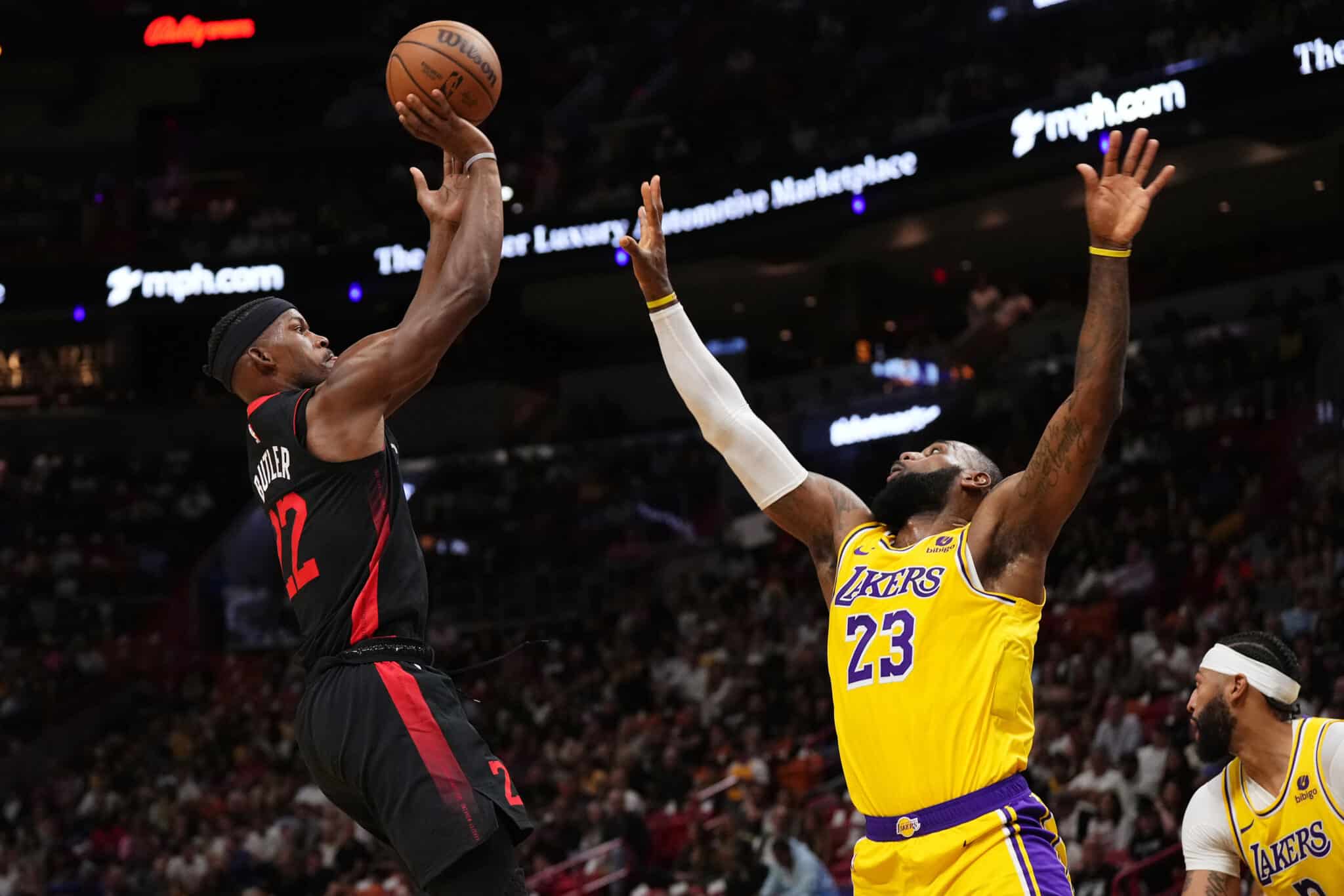 Jimmy Butler e LeBron James durante Lakers x Heat. Foto: Icon sport