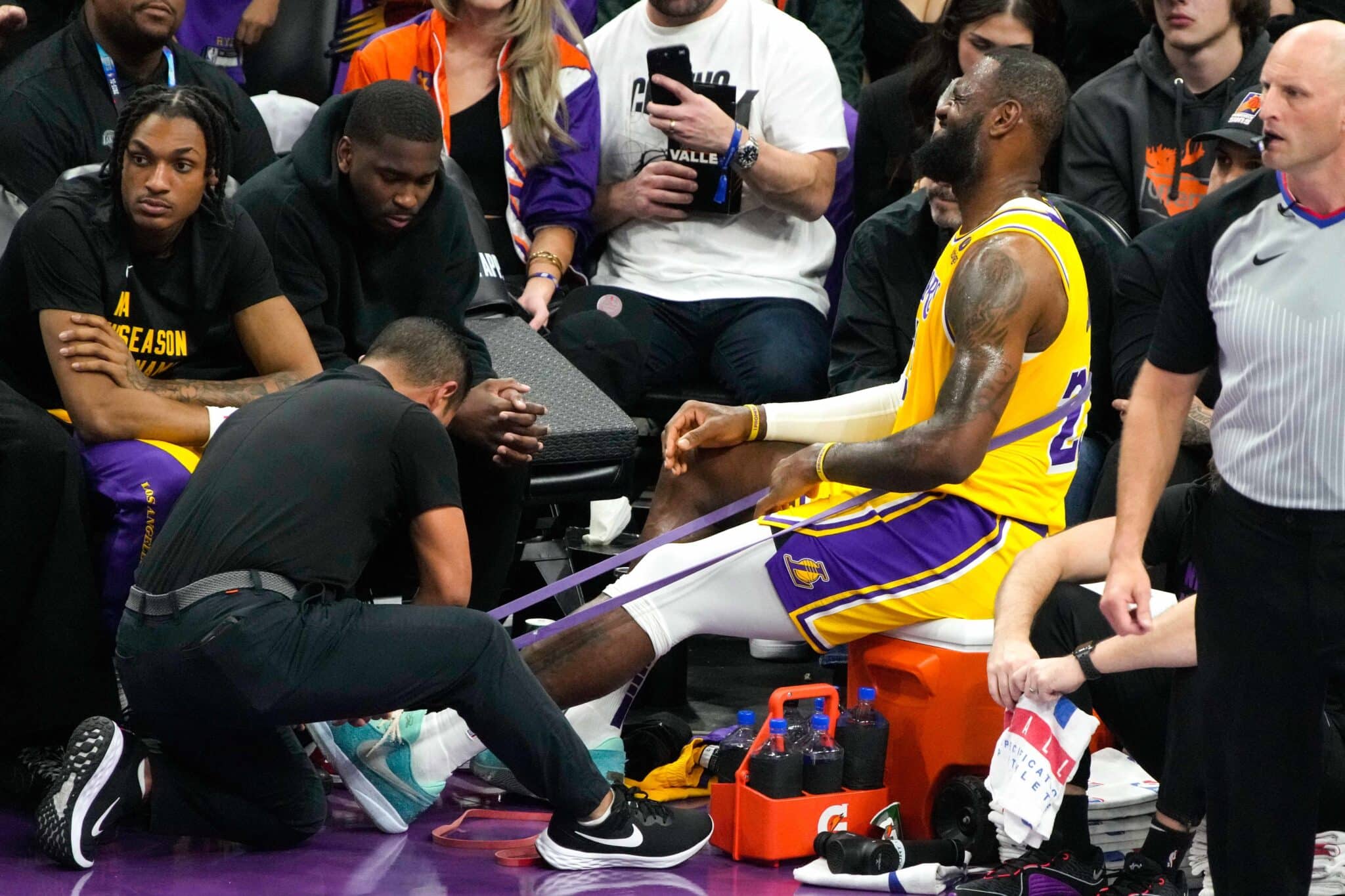 LeBron James recebe atendimento em jogo contra Phoenix Suns. Foto: Icon sport