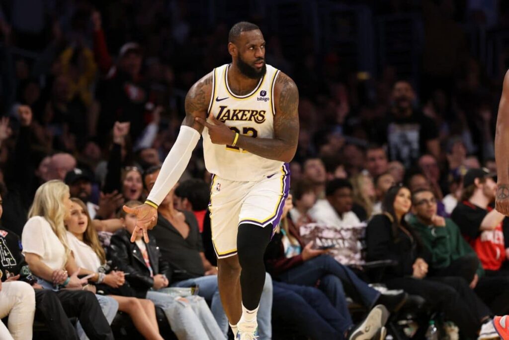 Quem mais &ldquo;fumou&rdquo;? Astro do Heat j&aacute; fez o mesmo gesto de LeBron James