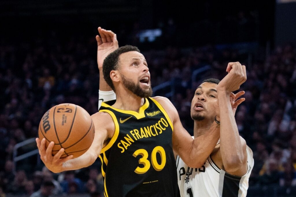 Resultados NBA 24/11: Curry comanda vit&oacute;ria dos Warriors diante dos Spurs