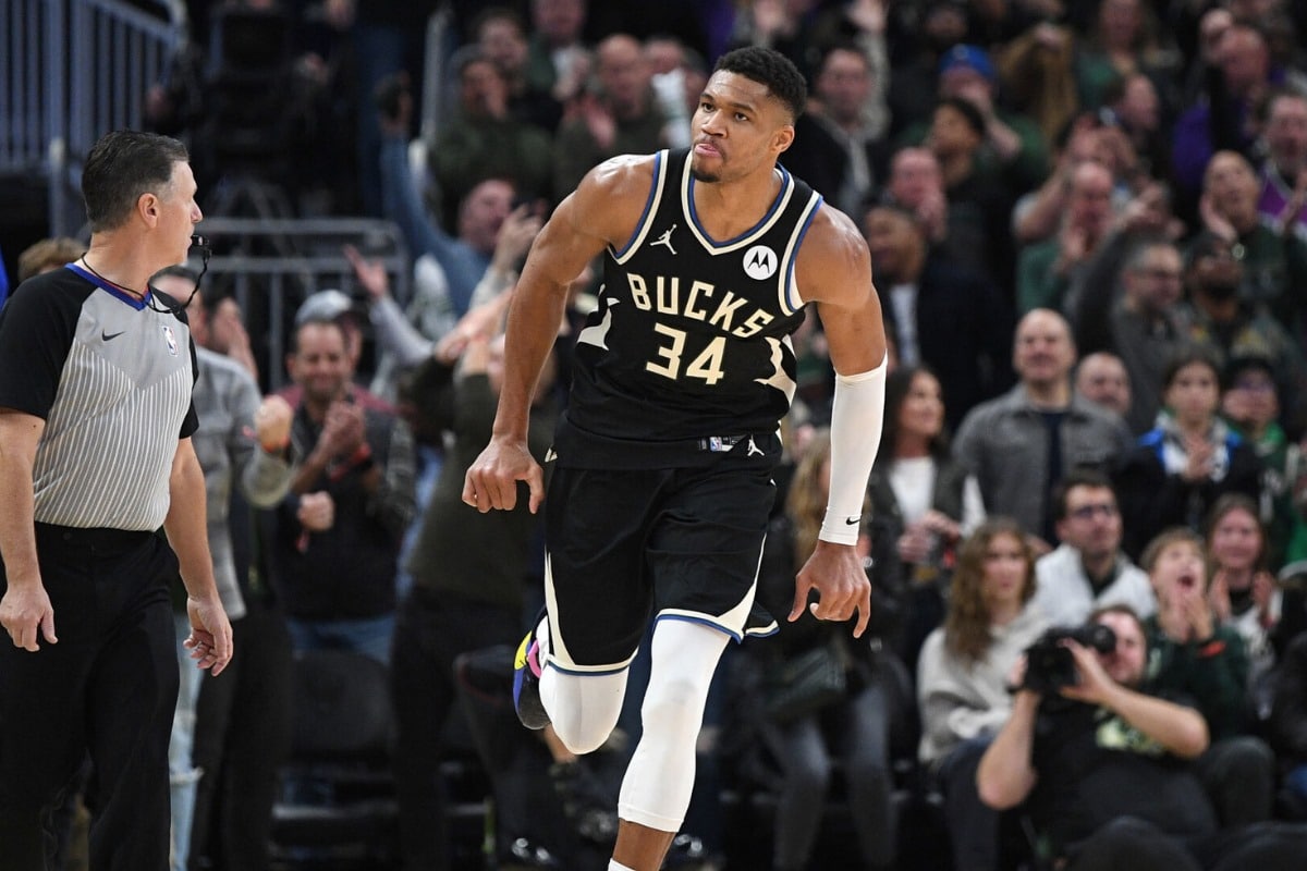 18 de novembro de 2023; Giannis Antetokounmpo chuta no minuto final para selar a vitória do Milwaukee Bucks no Fiserv Forum.