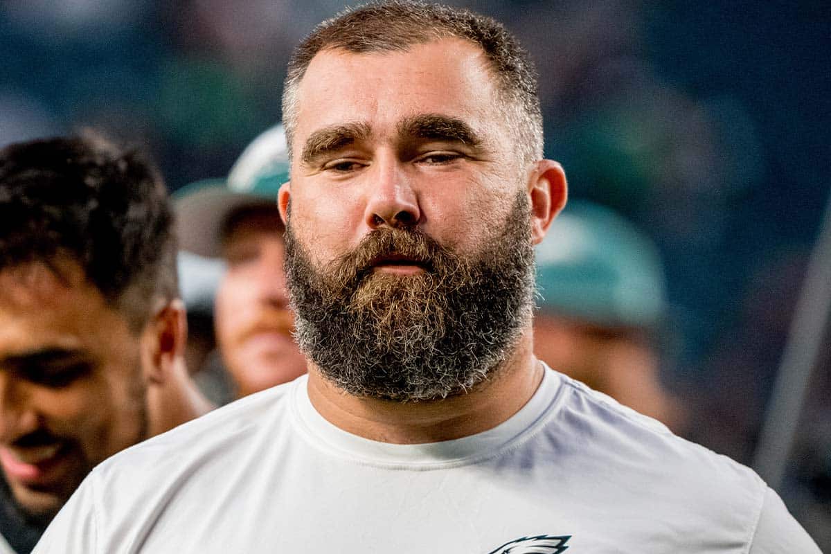 Jason Kelce, center do Philadelphia Eagles, &eacute; um dos destaques da NFL 2023/2024. Foto: Reprodu&ccedil;&atilde;o/ Icon Sports