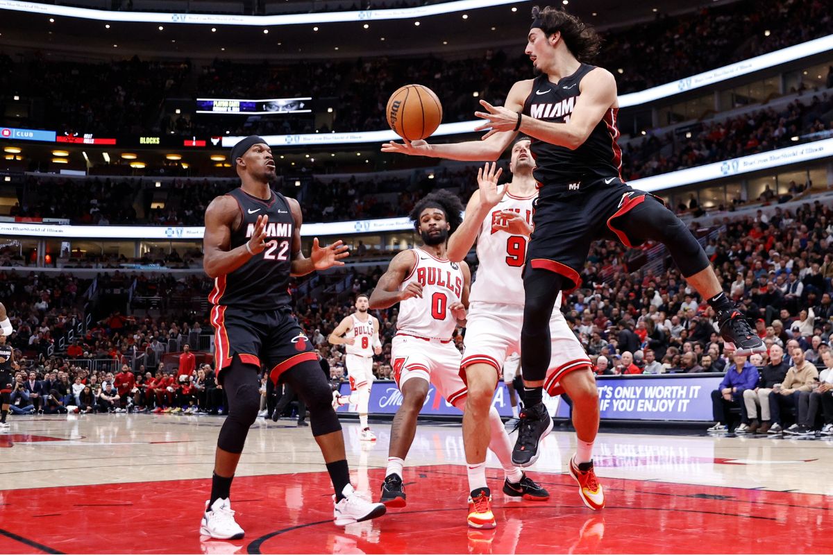Jaime Jaquez faz passe para Jimmy Butler no jogo contra o Chicago Bulls. Foto: Icon sport
