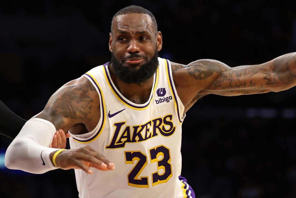 NBA: Lebron James faz sinal pol&ecirc;mico e Lakers vencem Rockets