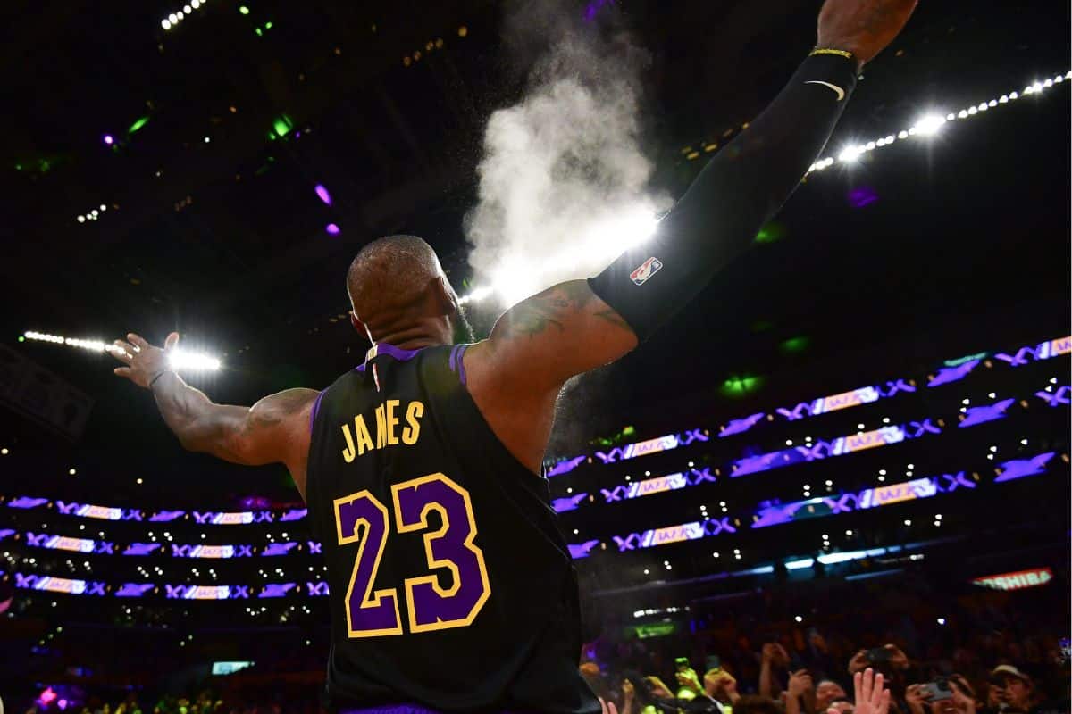LeBron James antes do jogo contra o Utah Jazz. Foto: Icon sport