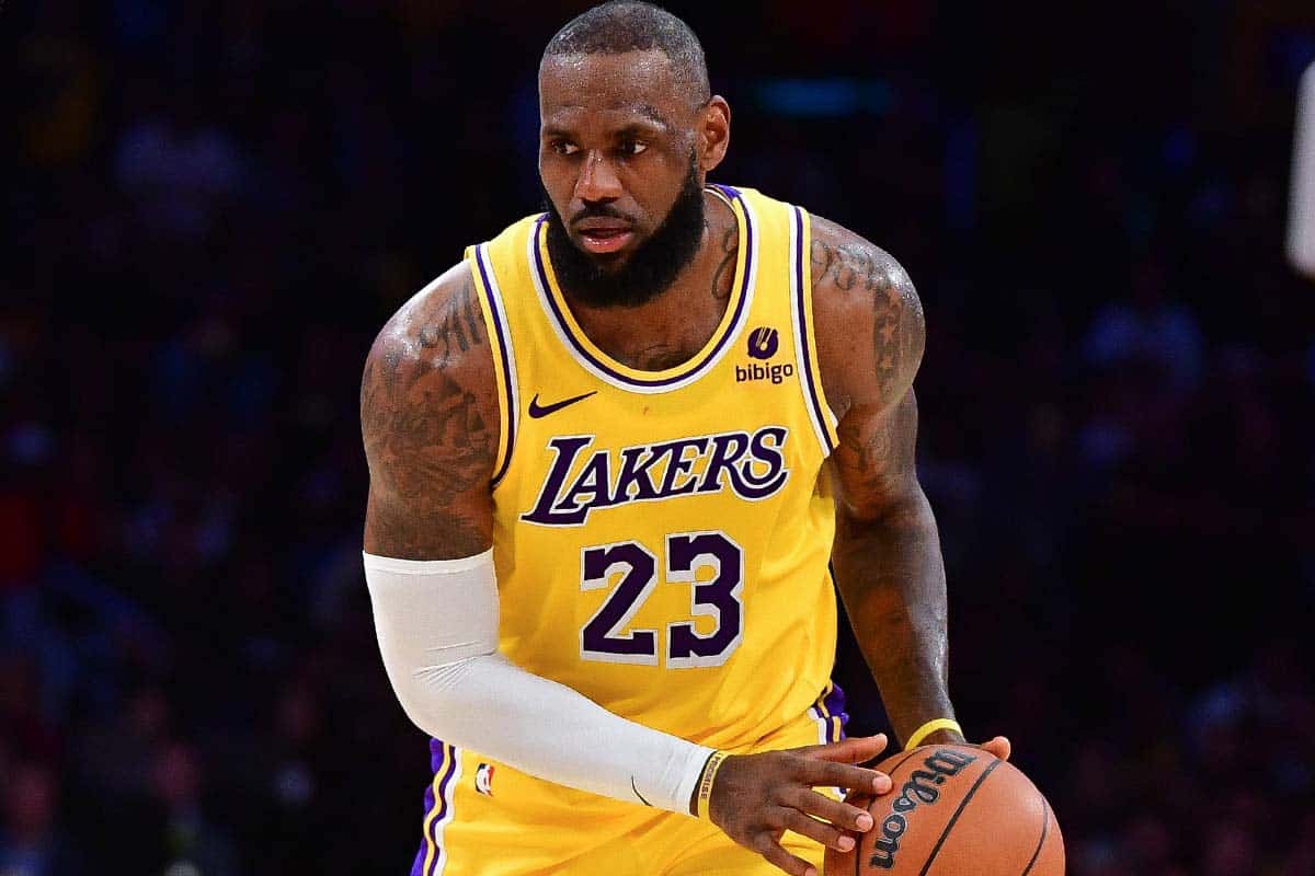 Lakers reagem no final com Lebron James inspirado, mas n&atilde;o evitam derrota para o Mavericks na NBA.