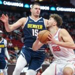 Copa NBA: Nikola Jokic joga &lsquo;sozinho&rsquo;, e Rockets eliminam Nuggets