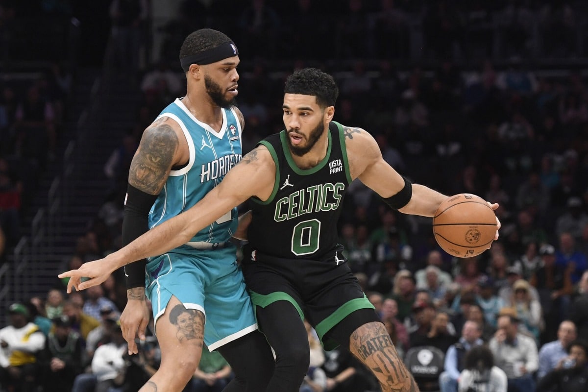 20 de novembro de 2023; Jayson Tatum disputa espaço com Miles Bridges. Foto: Icon Sport