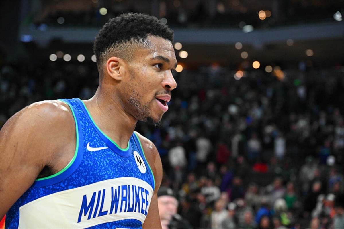 Giannis Antetokounmpo em ação pelo Milwaukee Bucks na NBA