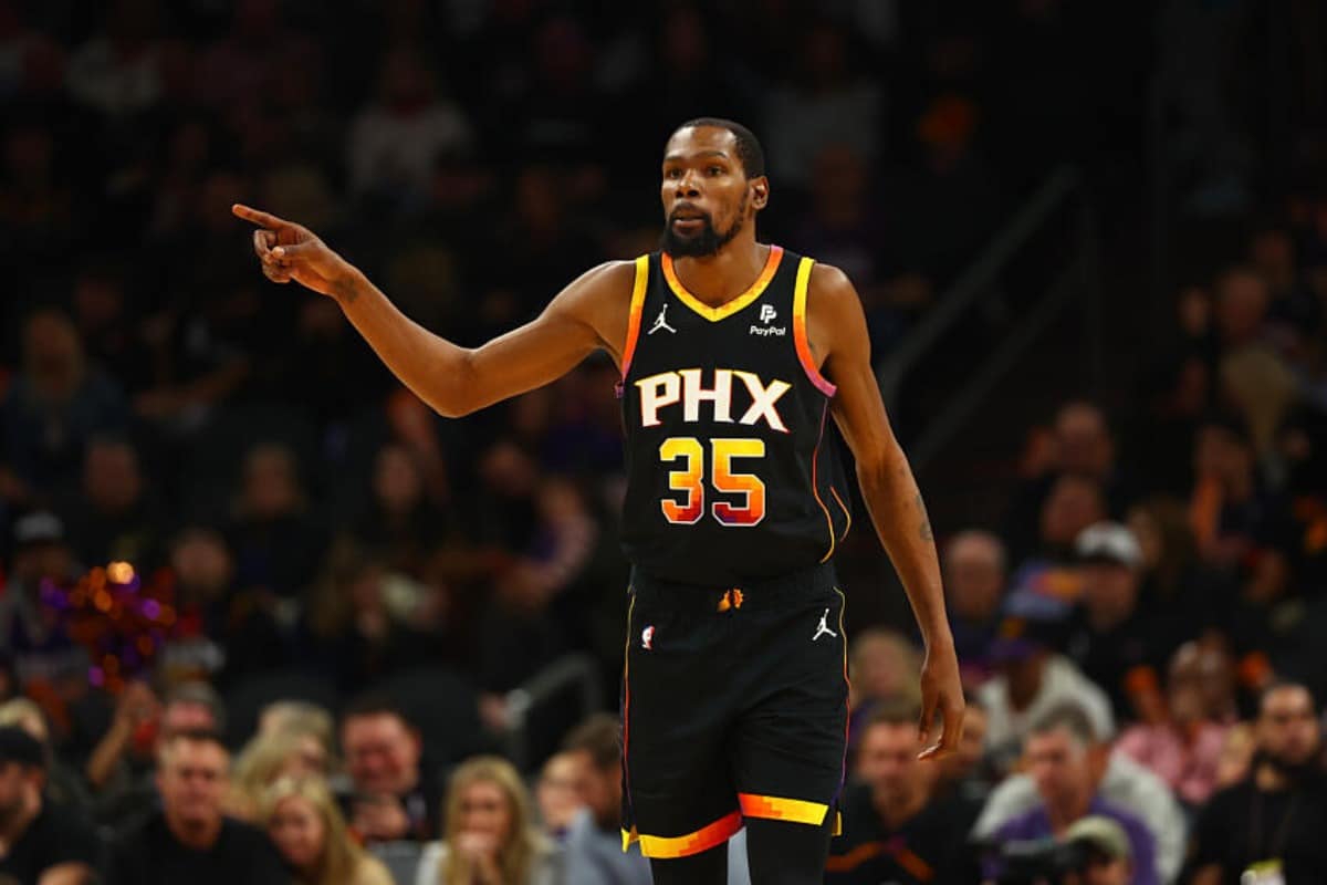 Kevin Durant em ação pelo Phoenix Suns na NBA