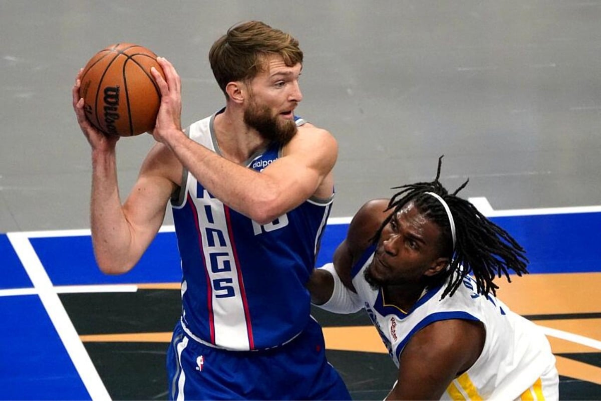 Sabonis em ação com a camisa do Sacramento Kings.