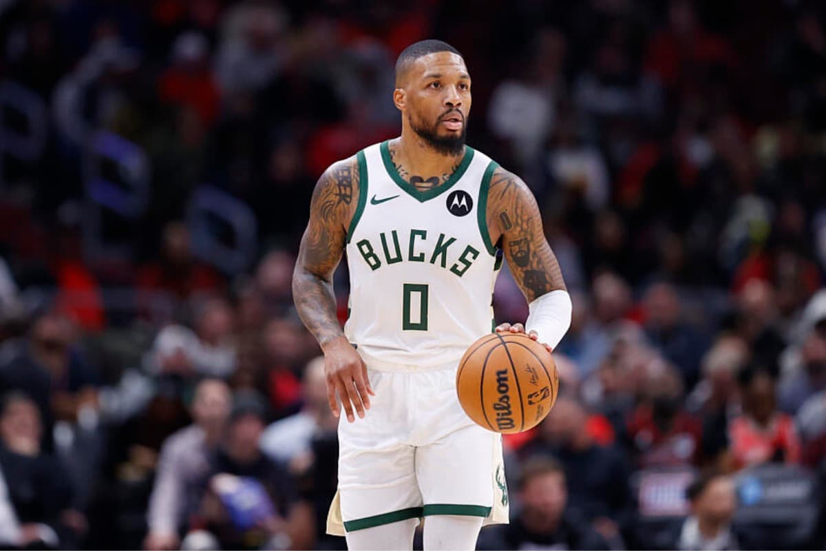 Damian Lillard em ação na NBA com a camisa do Bucks