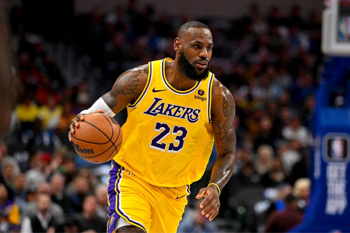 LeBron James com a camisa dos Lakers na NBA