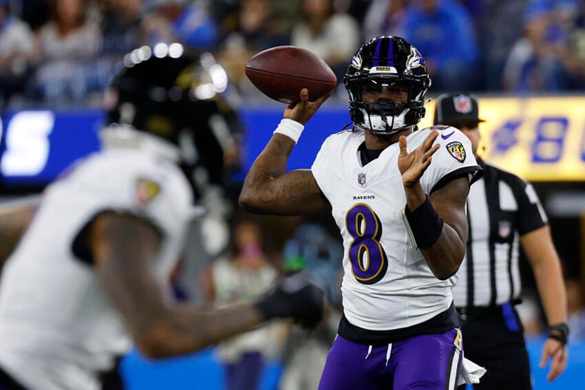 Lamar Jackson em ação pela NFL com a camisa dos Ravens