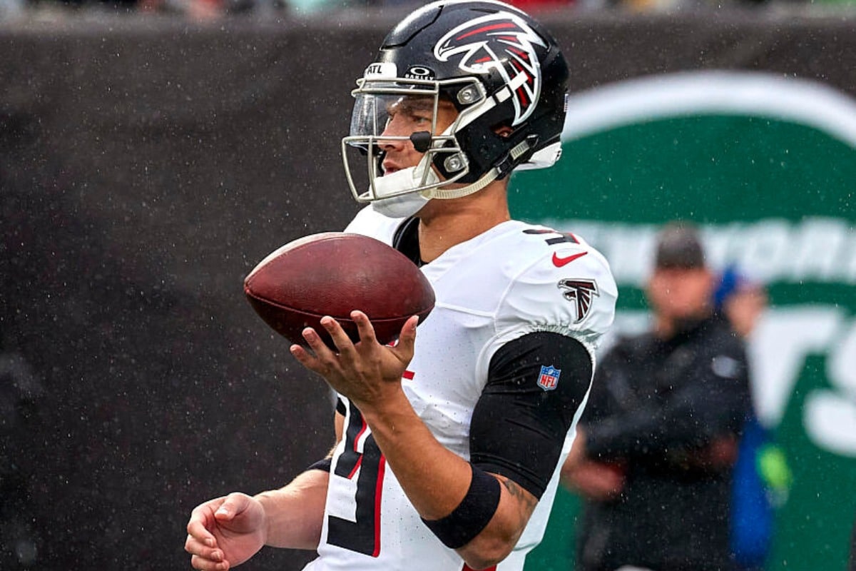 Desmond Ridder em a&ccedil;&atilde;o pelos Falcons na NFL