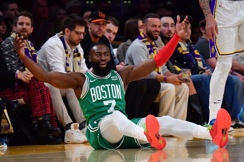NBA: Em vit&oacute;ria dos Celtics, Jaylen Brown usa t&ecirc;nis &lsquo;sem marca&rsquo;