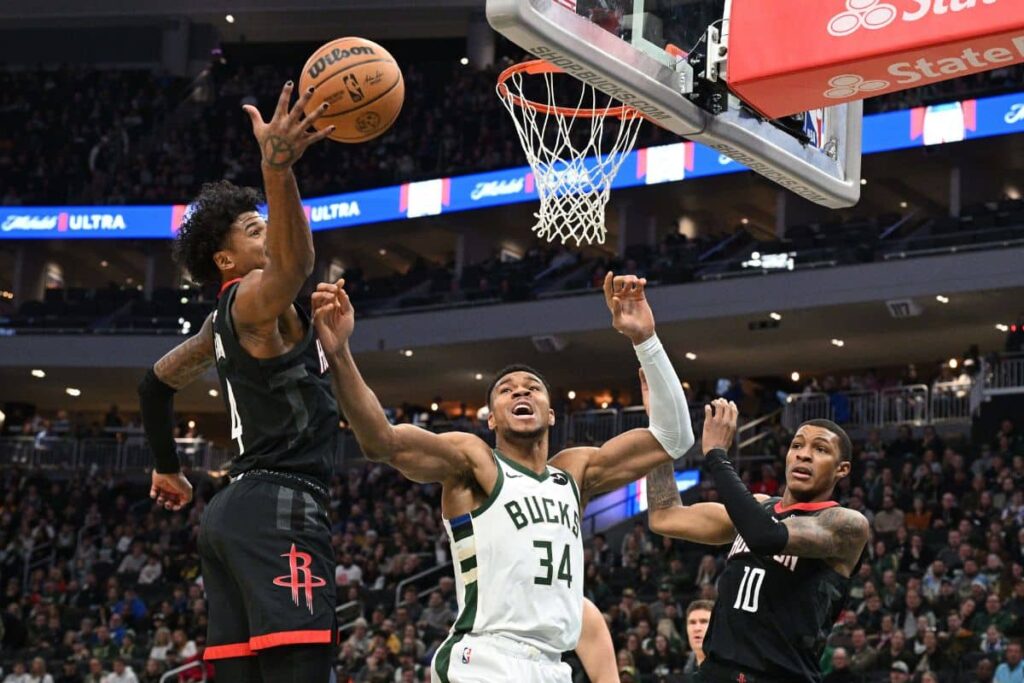 NBA: Giannis quebra recorde e leva bola para casa em total seguran&ccedil;a