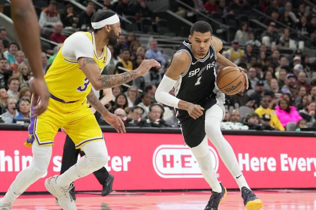 NBA: Anthony Davis d&aacute; &lsquo;conselho&rsquo; a Wembanyama ap&oacute;s vit&oacute;ria dos Lakers