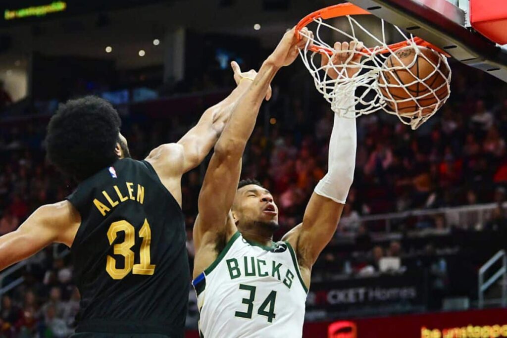 Com duplo-duplo de Giannis, Bucks vencem Cavaliers fora de casa