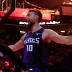 Pivô dos Kings, Domantas Sabonis brilha e iguala marca de Jokic na NBA