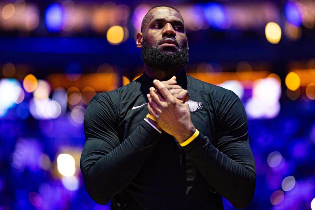 NBA: V&iacute;deo revela motivo da expuls&atilde;o do t&eacute;cnico dos Rockets ap&oacute;s briga com LeBron